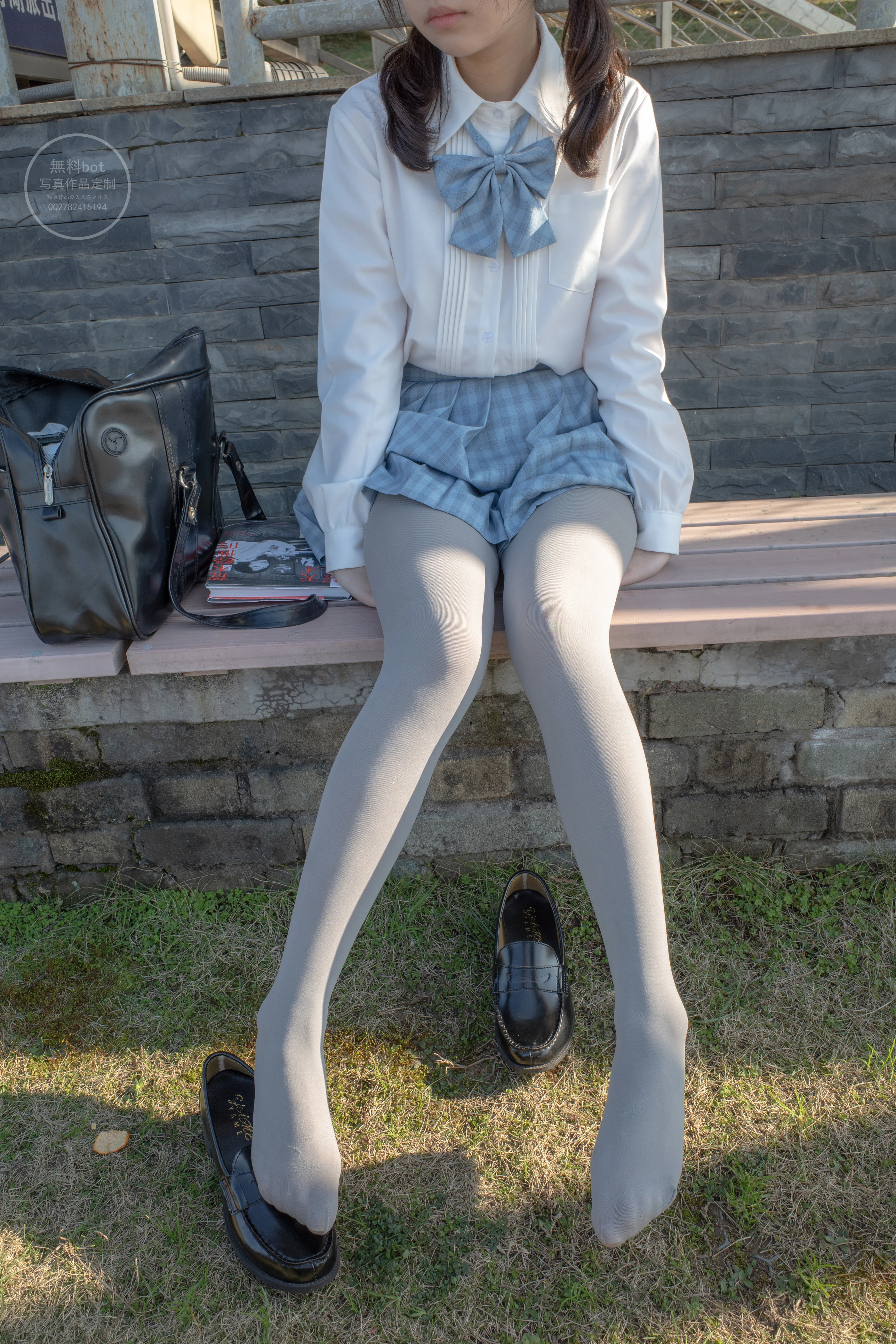 森萝财团 有料 NO.030 小香 户外公园里的JK制服灰丝美腿 [100P]插图9